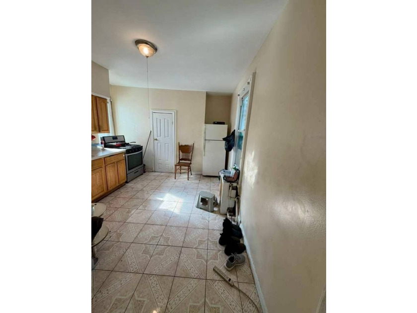 Welcome to 406 Chestnut St, a spacious 5-bedroom, 3-bath Single - photo 11