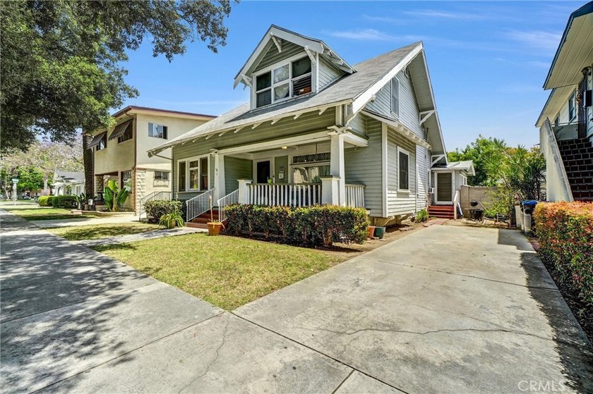 Welcome to the Gowdy House, a classic Craftsman triplex located - photo 2