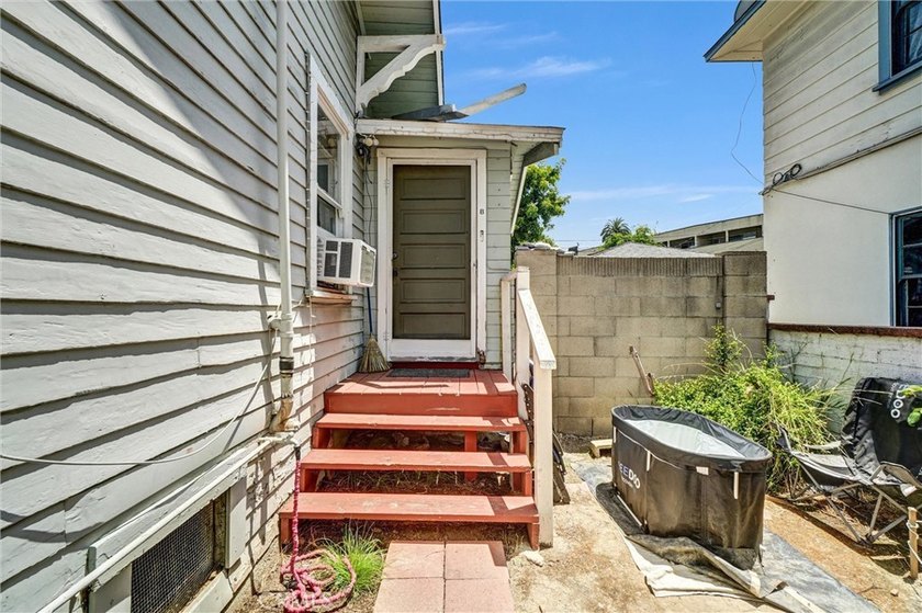 Welcome to the Gowdy House, a classic Craftsman triplex located - photo 3