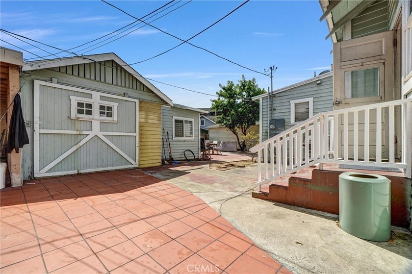 Welcome to the Gowdy House, a classic Craftsman triplex located - photo 4