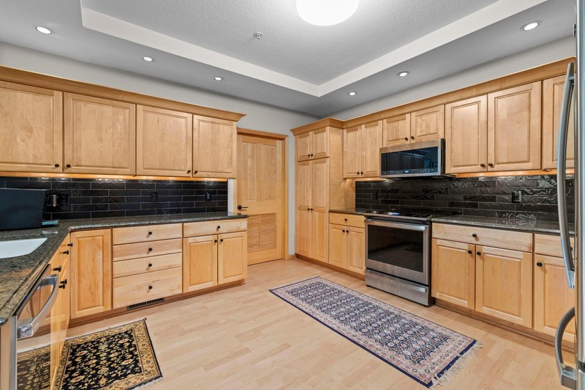 Welcome to Bayhill Condominiums, where comfort, convenience, and - photo 8