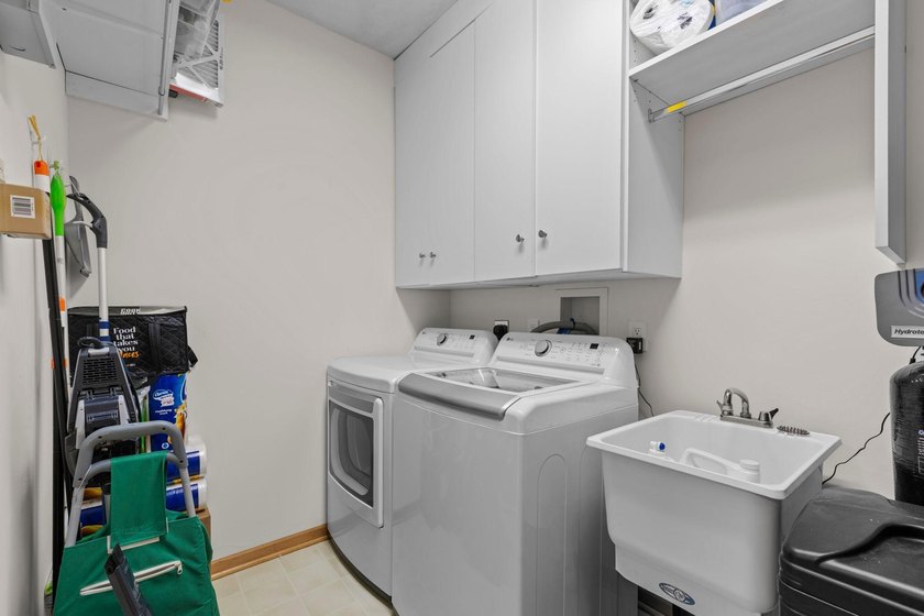 Welcome to Bayhill Condominiums, where comfort, convenience, and - photo 9