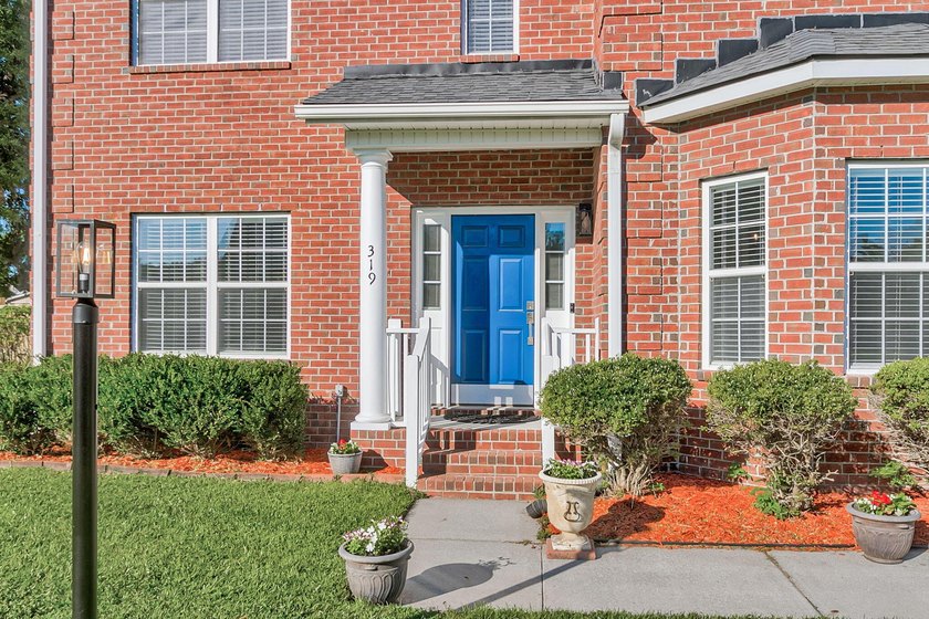 Welcome Home to 319 Lindrick Court! A Stunning Colonial-Style - photo 2