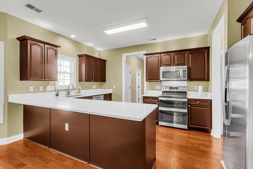 Welcome Home to 319 Lindrick Court! A Stunning Colonial-Style - photo 4