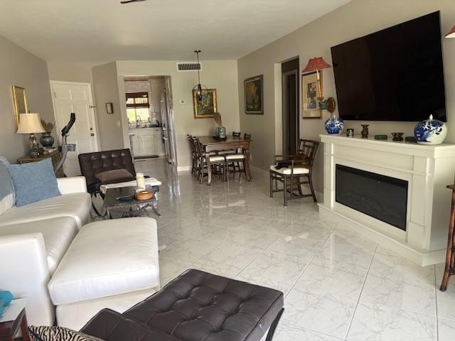 Beautiful unit completely renovated. Kitchen with soft close - photo 2