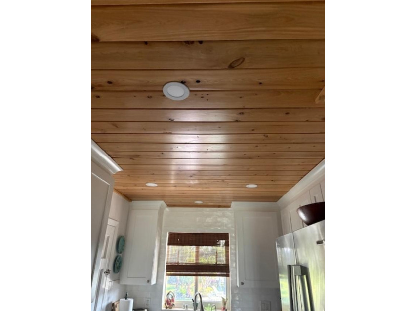 Beautiful unit completely renovated. Kitchen with soft close - photo 7