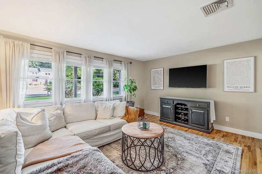 Welcome home to this beautifully maintained 4 bedrooom, 2.5 bath - photo 8