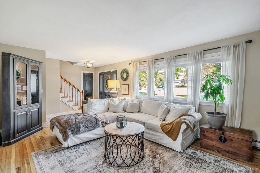 Welcome home to this beautifully maintained 4 bedrooom, 2.5 bath - photo 9