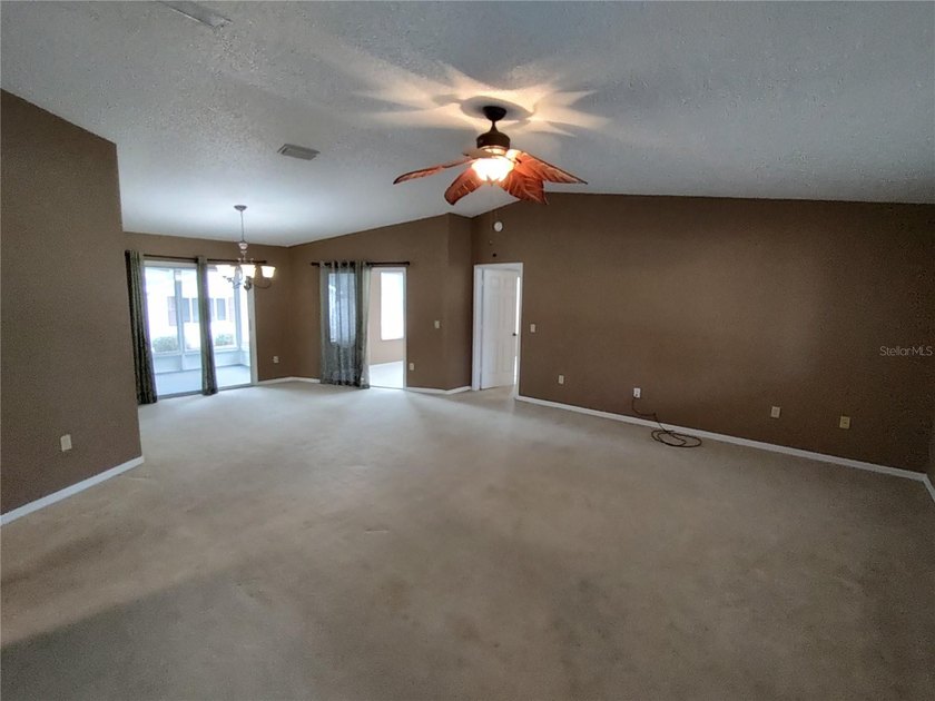 Lovely split bedroom Newport model home. This home delivers - photo 8
