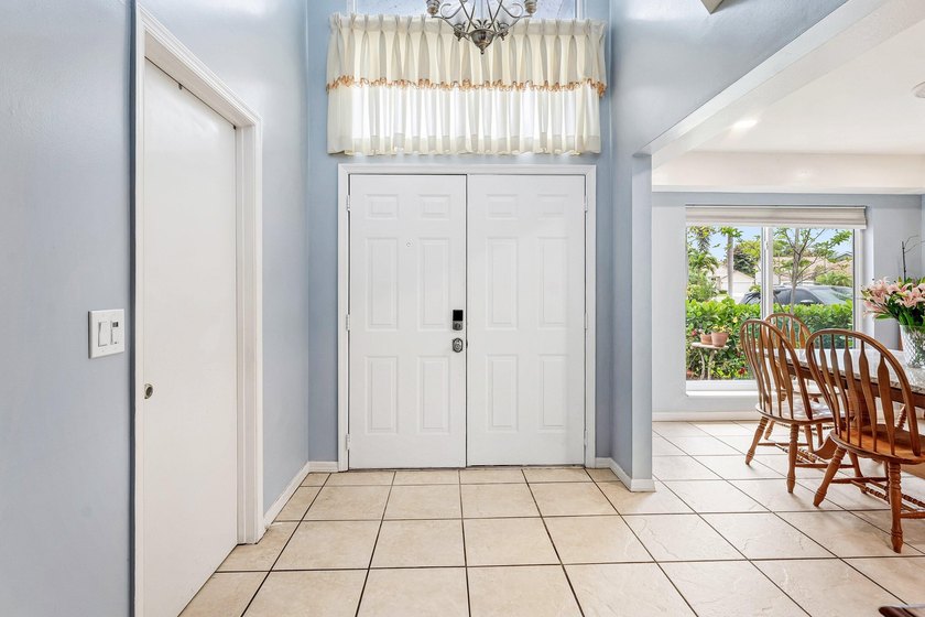 RARE OPPORTUNITY IN STONEBRIAR WITH 5 BEDROOMS, 3.5 BATHS! - photo 4