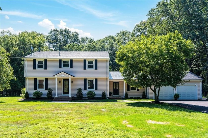 This beautifully updated, turn-key Colonial perfectly pairs - photo 3