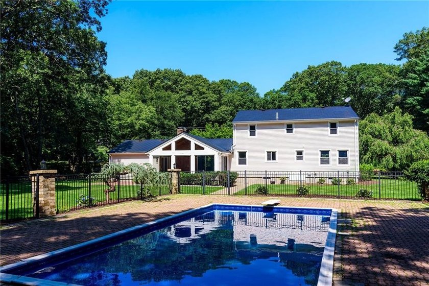 This beautifully updated, turn-key Colonial perfectly pairs - photo 4