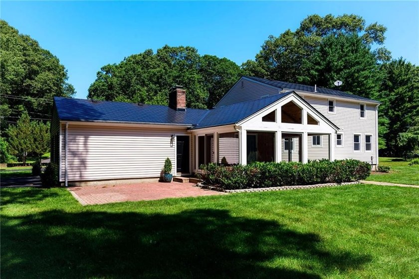 This beautifully updated, turn-key Colonial perfectly pairs - photo 5