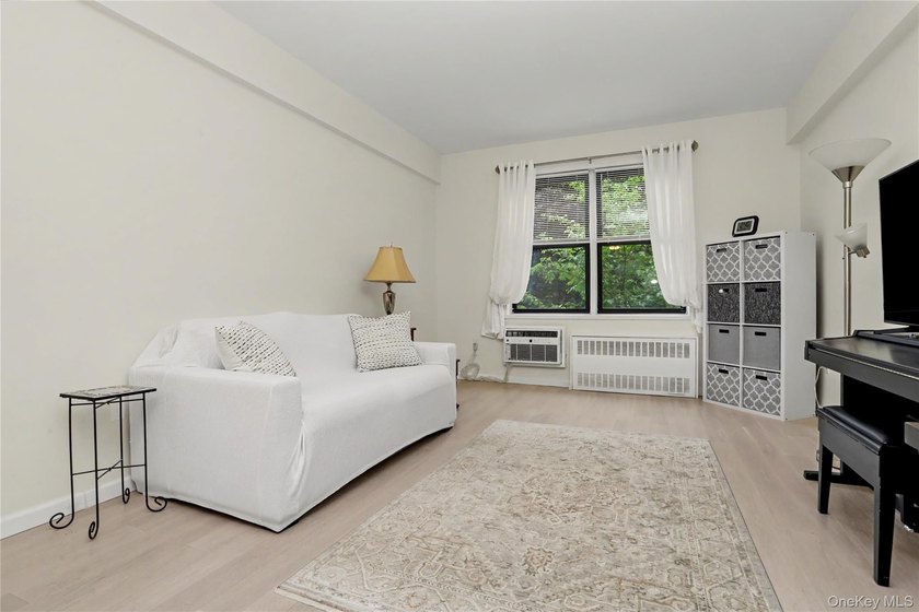 Freshly updated with a crisp, neutral palette and contemporary - photo 3