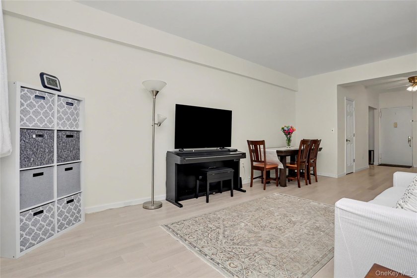 Freshly updated with a crisp, neutral palette and contemporary - photo 5