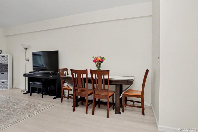 Freshly updated with a crisp, neutral palette and contemporary - photo 8