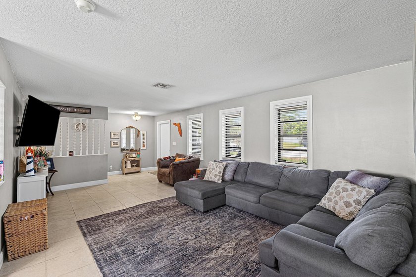 Spacious split 4 bedroom CBS home in the Beautiful Willows - photo 34