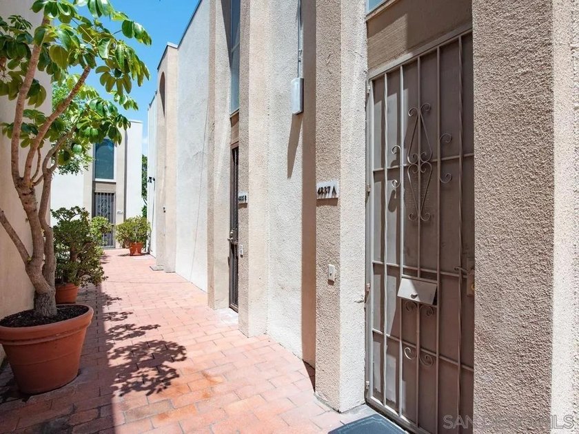 THIS IS A MUST SEE! Beautiful turnkey ready for move-in 1 Bed, 1 - photo 3