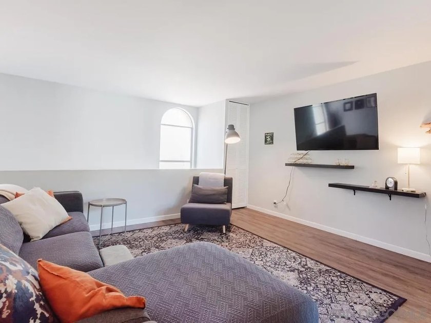 THIS IS A MUST SEE! Beautiful turnkey ready for move-in 1 Bed, 1 - photo 6