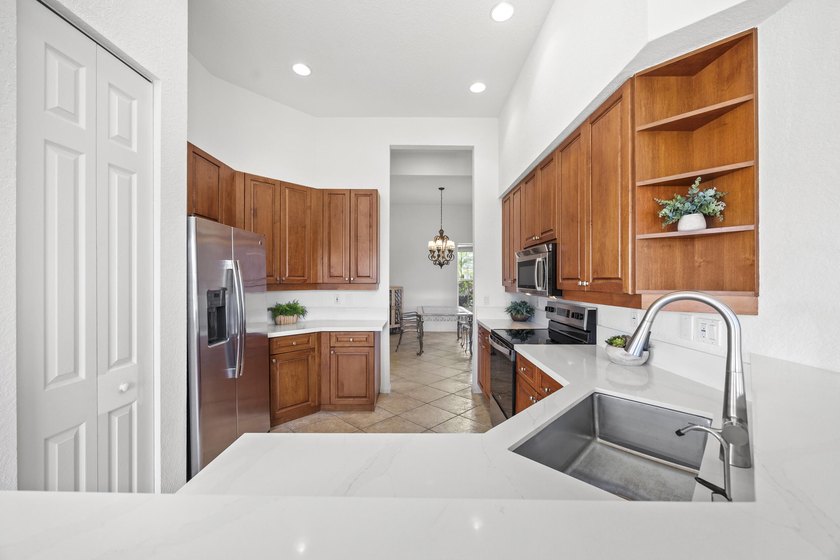 Lake views and sun-filled interiors create a warm, inviting - photo 11