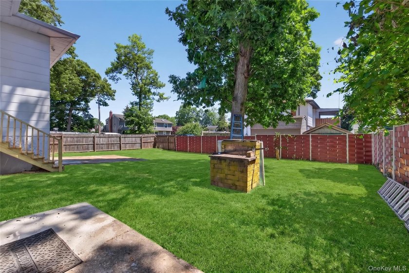 Welcome to this spacious renovated 5-bedroom, 2&amp; half-bathroom - photo 31