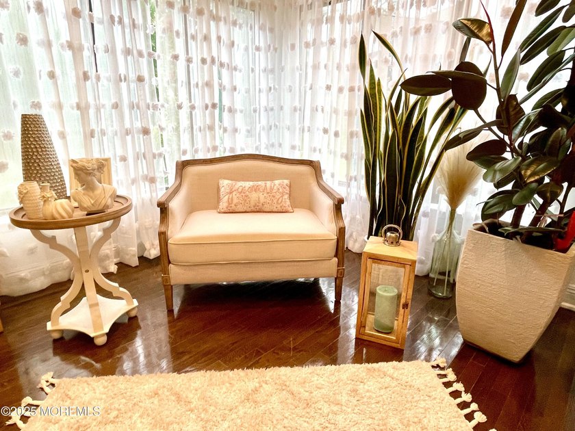 This gorgeous contemporary split level is located on a quiet - photo 4