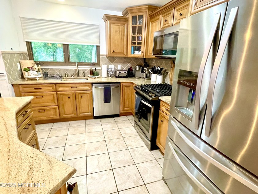 This gorgeous contemporary split level is located on a quiet - photo 8