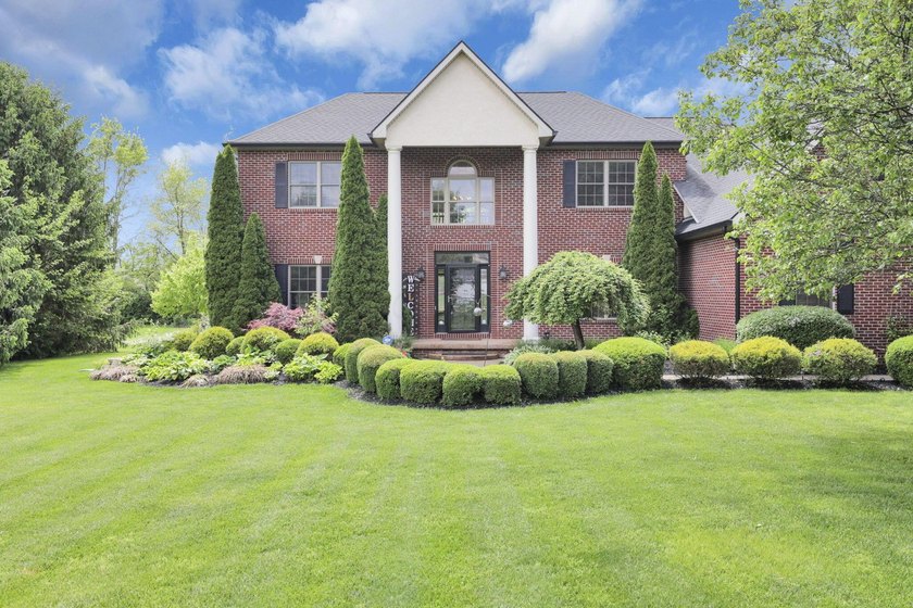 1.35-acre estate,framed by a dense, private wall of mature trees - photo 4