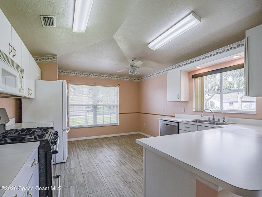 Welcome to this beautifully maintained 3-bedroom, 2-bath home - photo 17
