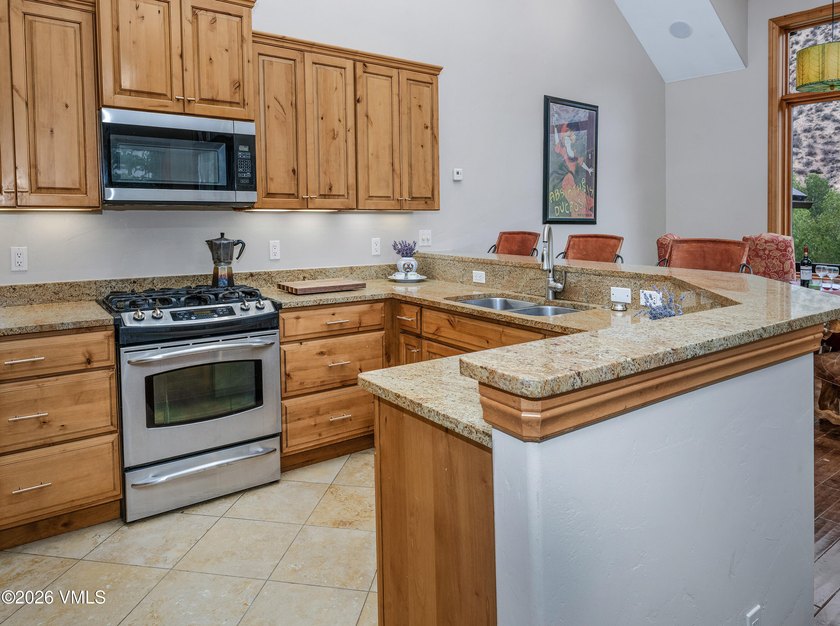 Welcome to this beautifully maintained three bedroom, three bath - photo 9