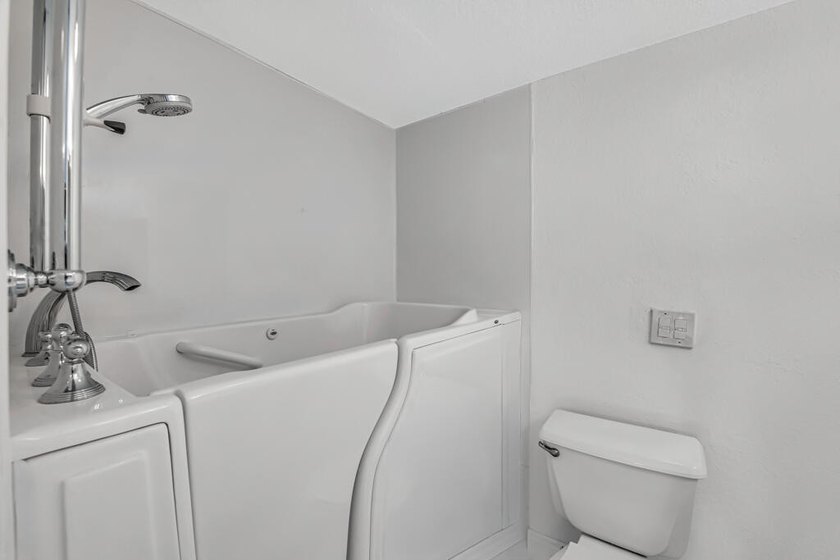 Welcome to this newly renovated, move-in-ready first-floor condo - photo 22