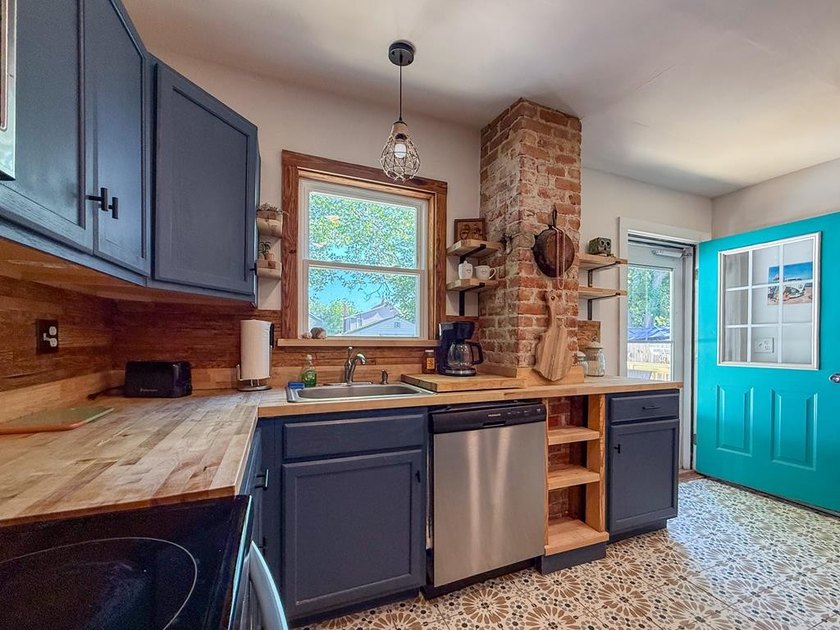 Welcome to this quaint historic beach house located in the heart - photo 45