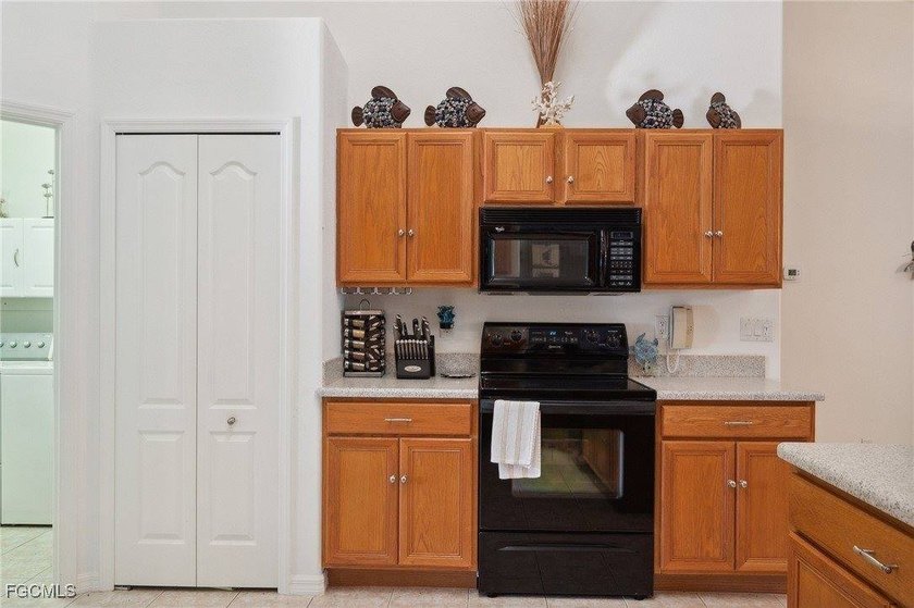 Priced to Sell!! Beautiful 4/2/2 pool home built by Mercedes - photo 12