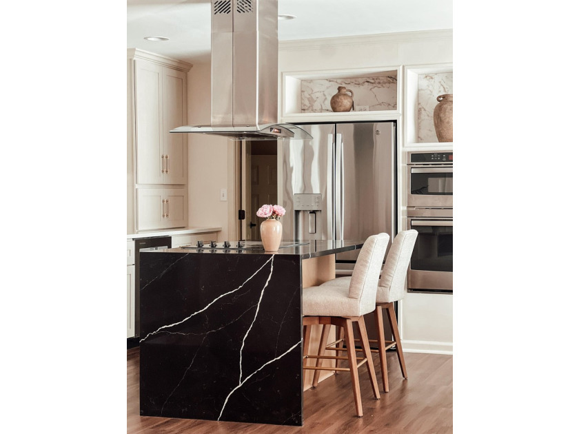 Welcome to this exquisitely renovated designer brick ranch - photo 3