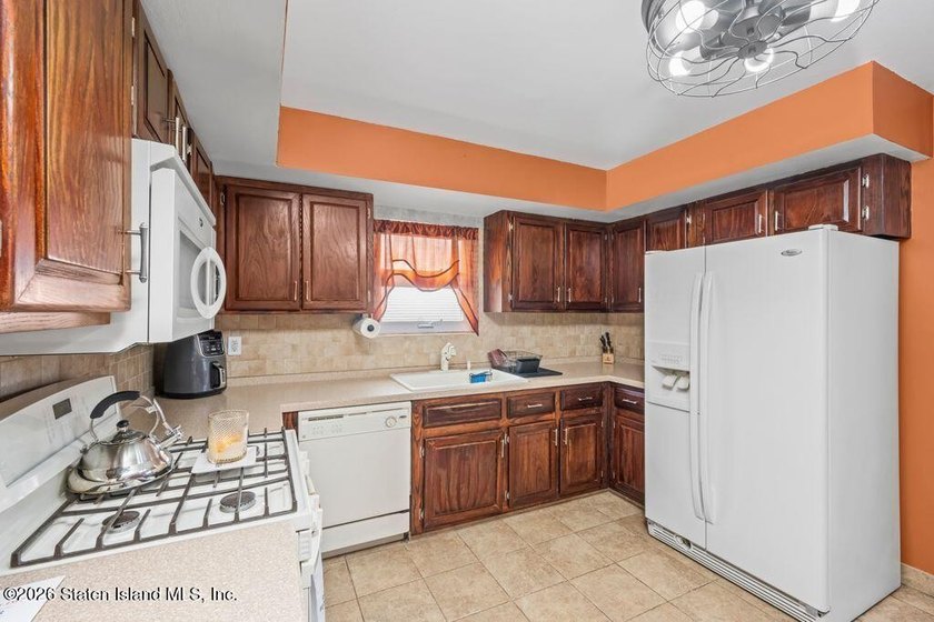 Beautifully maintained smart two-family home in a prime - photo 12