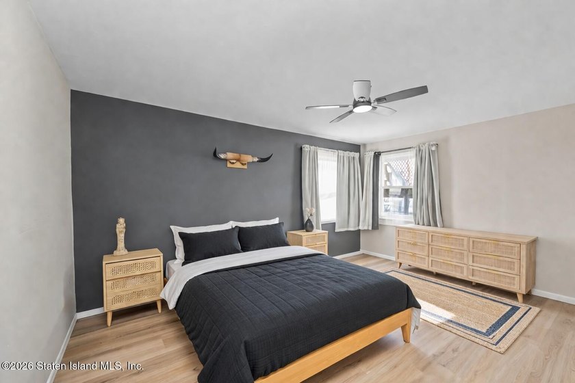 Beautifully maintained smart two-family home in a prime - photo 30