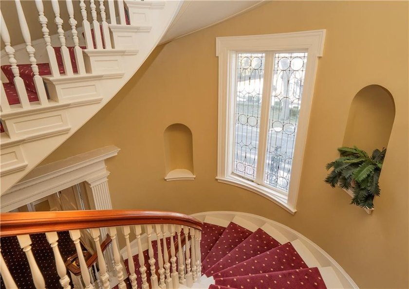 Immaculate Penthouse Condominium in a Desirable Kay/Catherine - photo 10