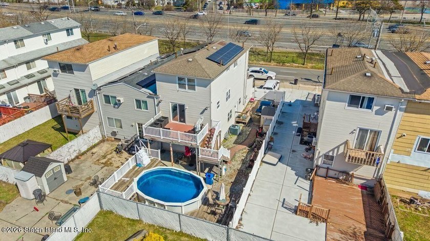 Beautifully maintained smart two-family home in a prime - photo 33