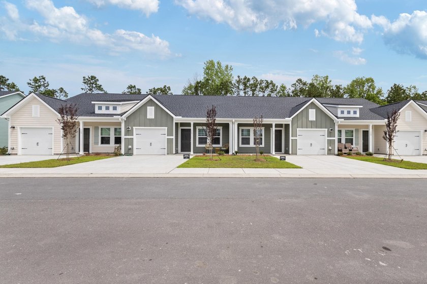 This beautifully designed 3 bedroom, 3 full bath townhome-style - photo 6