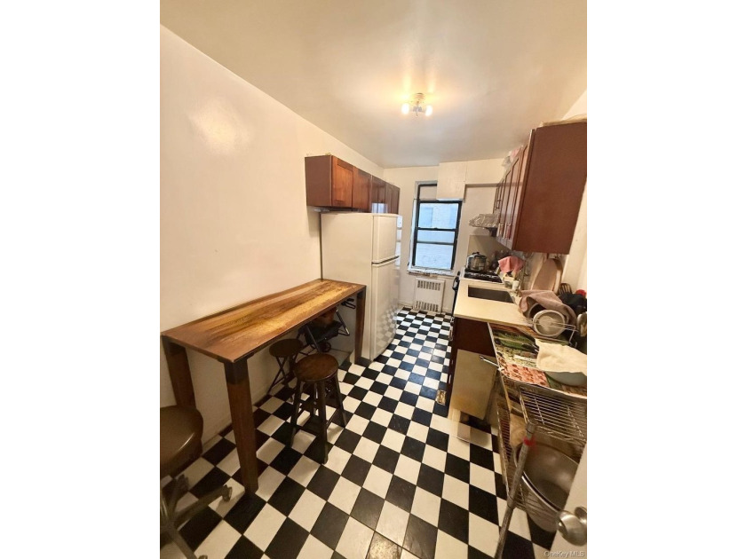 Beautiful Coop Building Located In the Heart of Flushing - photo 3