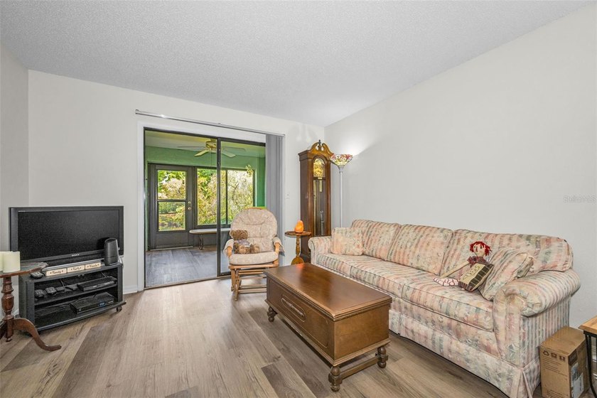 Freshly painted. all neutral creamy white! and all NEW flooring - photo 6