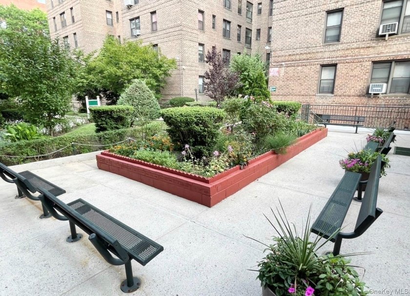 Beautiful Coop Building Located In the Heart of Flushing - photo 6
