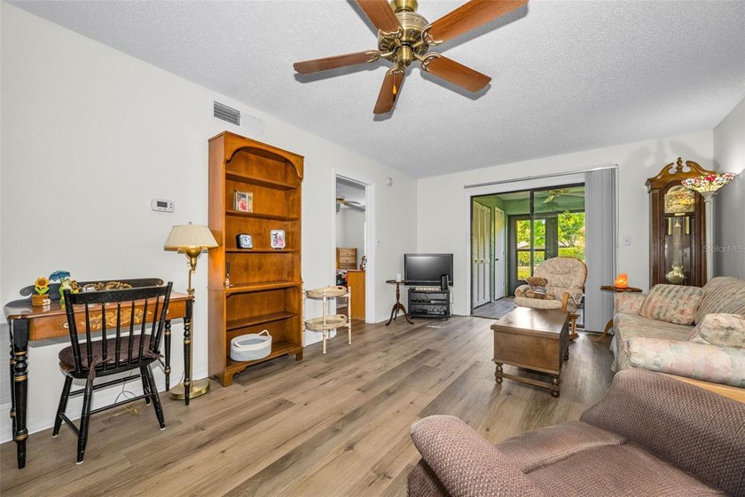Freshly painted. all neutral creamy white! and all NEW flooring - photo 8