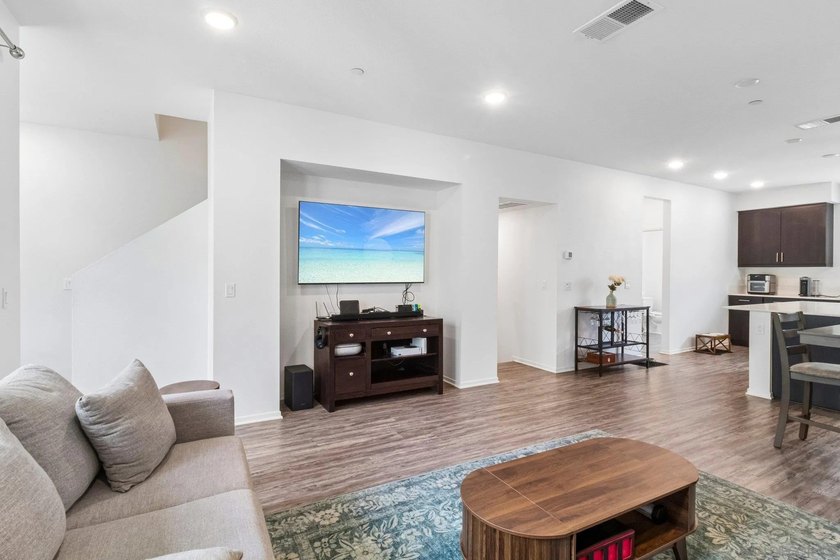 Welcome to Playa Del Sol living at its finest! This beautifully - photo 4