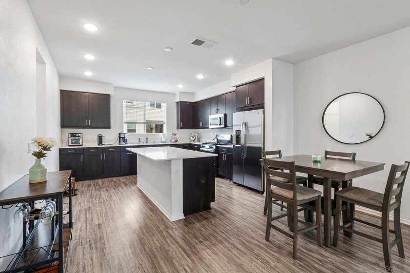 Welcome to Playa Del Sol living at its finest! This beautifully - photo 6