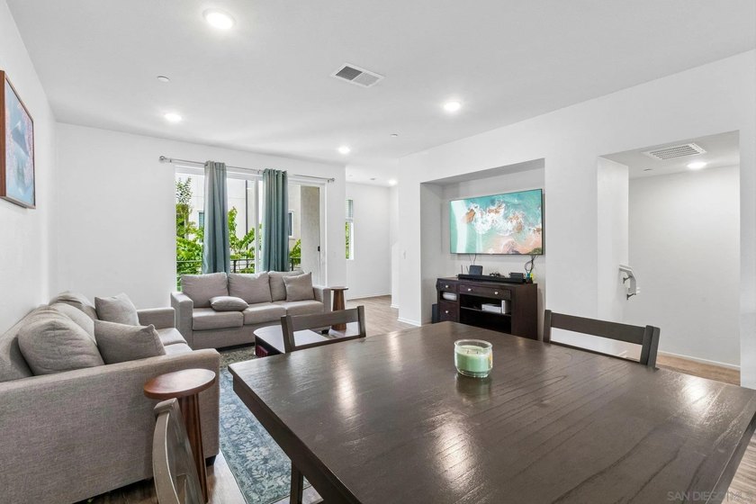 Welcome to Playa Del Sol living at its finest! This beautifully - photo 7