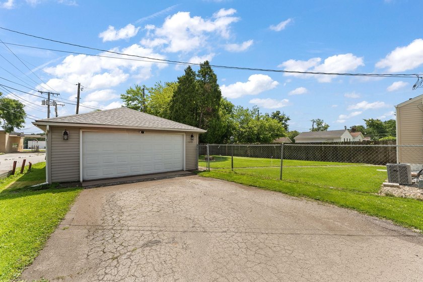 Welcome home to this charming 3-bedroom gem, perfectly situated - photo 21