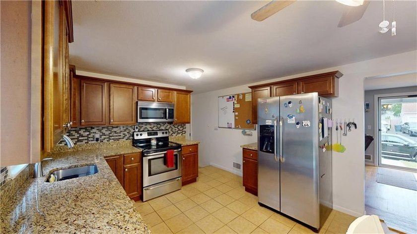 Welcome to 27 Amherst Road, a beautifully maintained ranch - photo 6