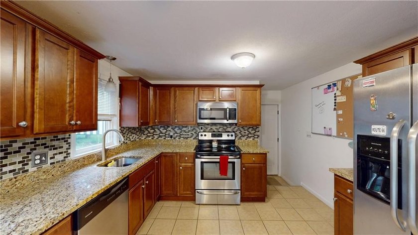 Welcome to 27 Amherst Road, a beautifully maintained ranch - photo 8