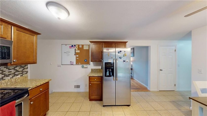 Welcome to 27 Amherst Road, a beautifully maintained ranch - photo 9